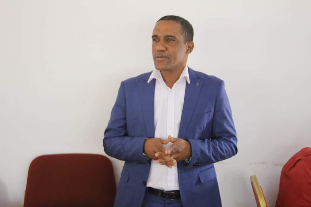 MENSAGEM DE SAUDAÇÃO DO EXCELENTÍSSIMO SENHOR ABDUL AMIDE ALIMAMAD PRESIDENTE DO MUNICÍPIO DE MONAPO ALUSIVO AO DIA 12 DE OUTUBRO DIA DOS PROFESSORES .